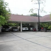 คุณปิยวัฒน์ (ผู้บริหาร Courtyard Villa)